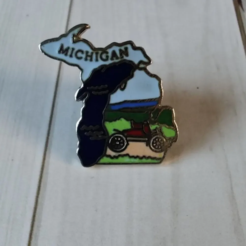 Michigan State Shaped Pin Souvenir Travel Hat Lapel Collectible